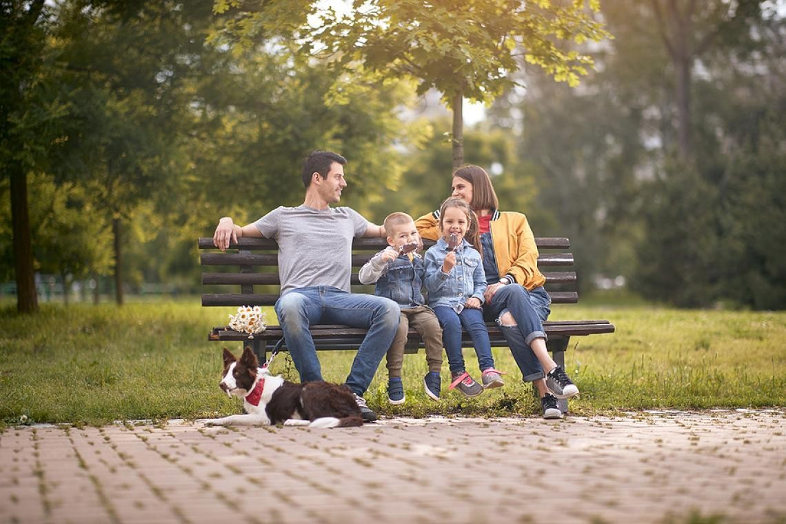Rodzina z psem siedząca na ławce_Wniosek o przywrócenie władzy rodzicielskiej